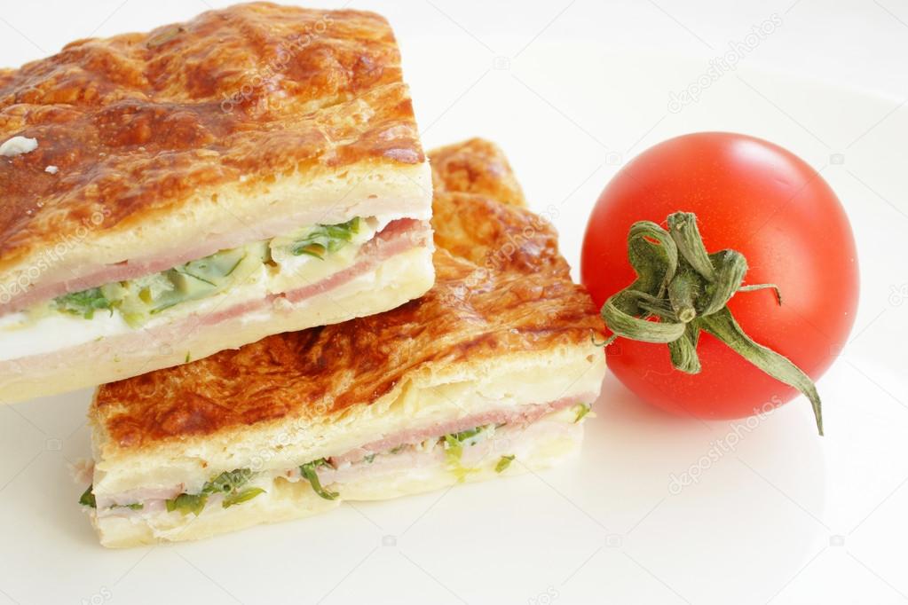 Puff pastry pie with ham and eggs