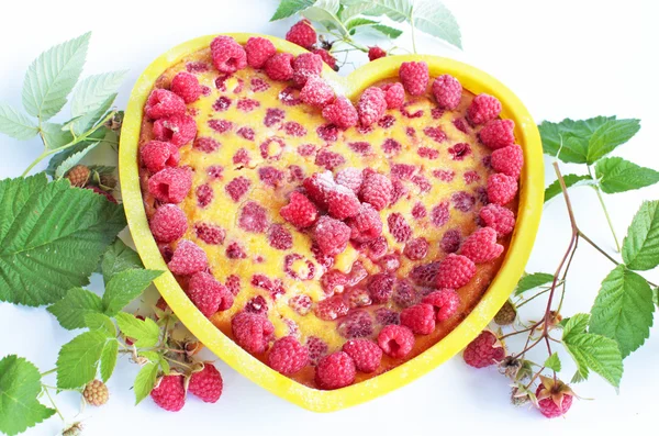 Pastel de frambuesa en forma de corazón — Foto de Stock