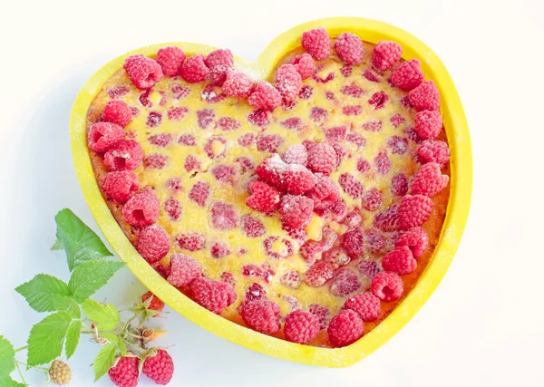 Pastel de frambuesa en forma de corazón — Foto de Stock