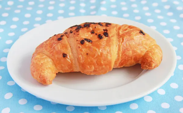 Croissants mit Schokolade zum Frühstück — Stockfoto