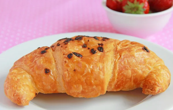 Croissants mit Schokolade und Erdbeeren zum Frühstück — Stockfoto