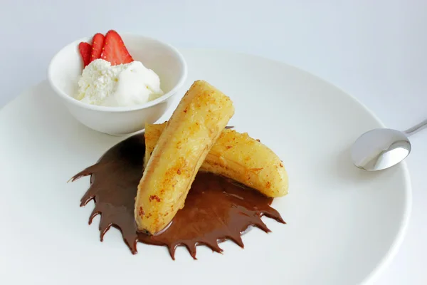 Bananes frites avec sauce au chocolat, crème glacée et fraises . — Photo