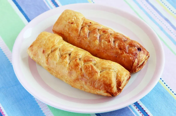 ขนมปังพัฟกับเชอร์รี่ไส้ — ภาพถ่ายสต็อก