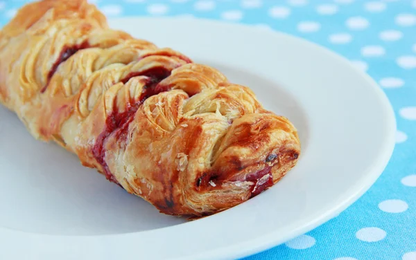 Puff Gebak cherry belegde broodjes — Stockfoto