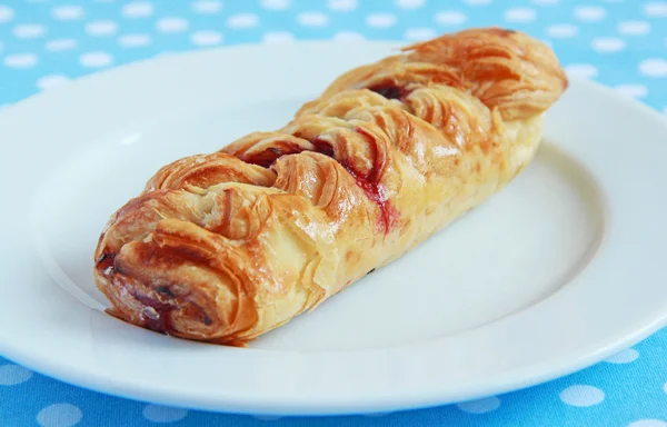 Puff pastry buns with cherry filling — Stock Photo, Image