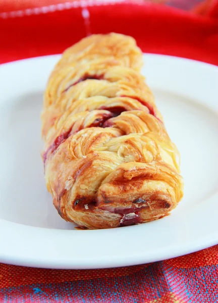 Puff pastry buns with cherry filling — Stock Photo, Image