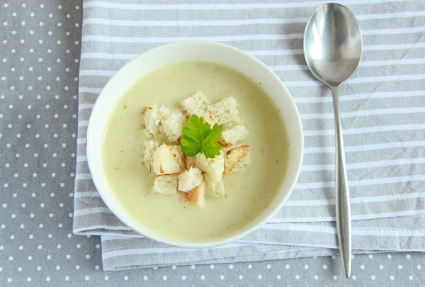 Zucchini squash cream-soup with garlic croutons and parsley — Stock Photo, Image