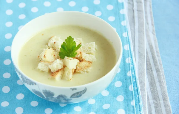 krem-sarımsak croutons ve maydanoz çorbası kabak