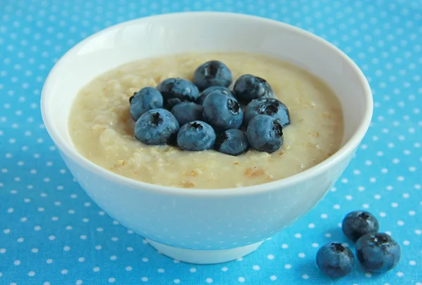 Porridge con mirtillo a colazione — Foto Stock