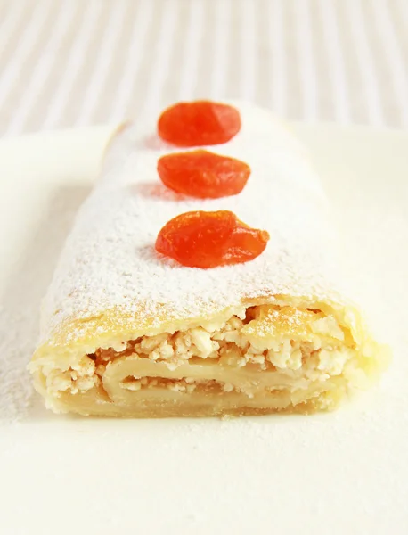 Apple strudel med hytteost - Stock-foto