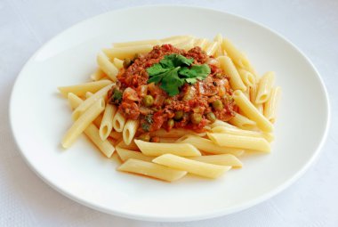 ton balığı, bezelye ve domates soslu makarna