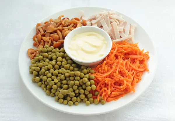 Салат з моркви, шинки та гороху майонез — стокове фото