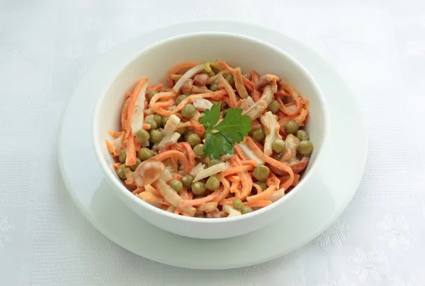 Салат из моркови, ветчины и гороха — стоковое фото