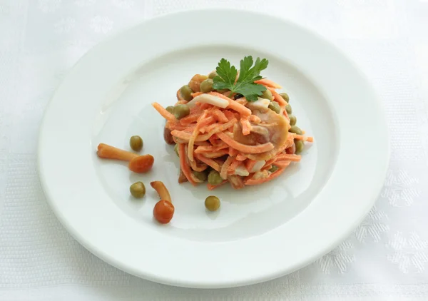 Salade de carottes, jambon et pois mayonnaise — Photo