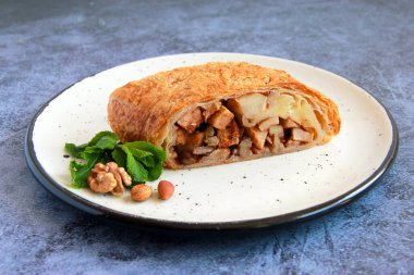 Fındıklı ve kuru üzümlü elmalı turta. Seçici odaklanma. Nane şekeriyle süslenmiş geleneksel bir Alman apfelschtrudel..