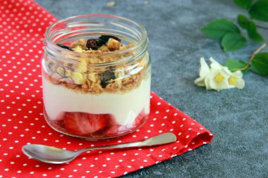 Duvarcı kavanozunda çilekli ıvır zıvır. Taze çilekli katmanlı parfe, mascarpone ve granola.. 