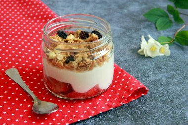 Duvarcı kavanozunda çilekli ıvır zıvır. Taze çilekli katmanlı parfe, mascarpone ve granola.. 