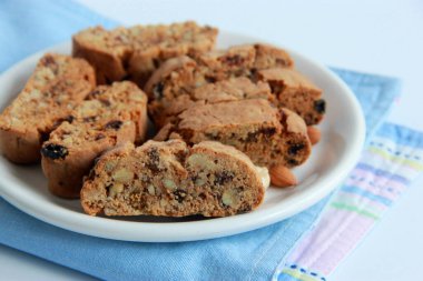 Fındıklı, kuru üzümlü ve tarçınlı geleneksel İtalyan kurabiyeleri. Ev yapımı badem, kaju, kuru üzüm, ceviz ve fındıklı kurabiye..