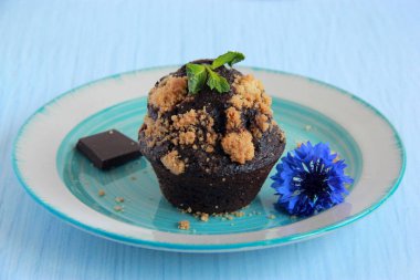 Tabağında bisküvi lekesi olan çikolatalı kekler. Kakaolu ve koyu çikolatalı ev yapımı kekler, seçici odaklı.