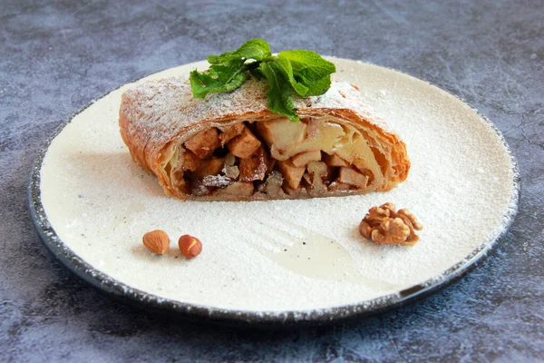 Strudel Mere Nuci Stafide Concentrare Selectivă Bucată Apfelschtrudel Tradițional German — Fotografie, imagine de stoc