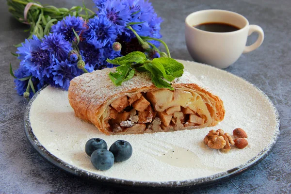 Manzana Strudel Con Nueces Pasas Enfoque Selectivo Pedazo Apfelschtrudel Alemán — Foto de Stock