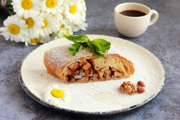 Manzana Strudel Con Nueces Pasas Enfoque Selectivo Pedazo Apfelschtrudel Alemán — Foto de Stock