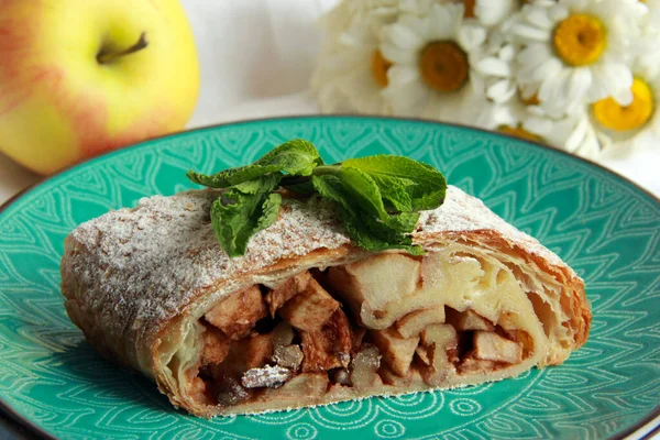 Appelstrudel Met Noten Rozijnen Selectieve Focus Een Stukje Traditionele Duitse — Stockfoto