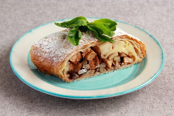 Appelstrudel Met Noten Rozijnen Selectieve Focus Een Stukje Traditionele Duitse — Stockfoto