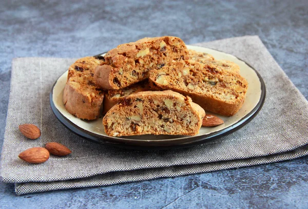 Traditinal Italian Cookies Biscotti Nuts Raisins Cinnamon Homemade Cookies Almond — Photo