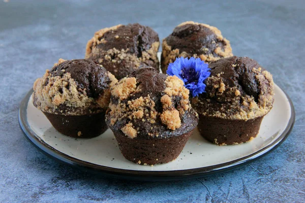 Chocolate Muffins Biscuit Streusel Plate Homemade Cupcakes Cocoa Dark Chocolate — Photo