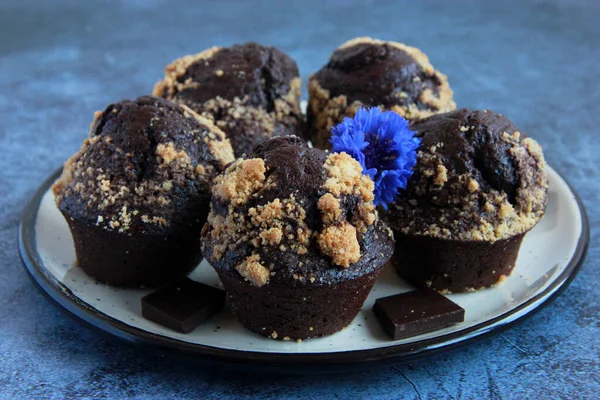 Chocolate Muffins Biscuit Streusel Plate Homemade Cupcakes Cocoa Dark Chocolate — Fotografie, imagine de stoc