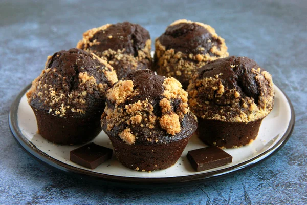 Muffins Chocolat Avec Biscuit Streusel Sur Assiette Cupcakes Maison Cacao — Photo