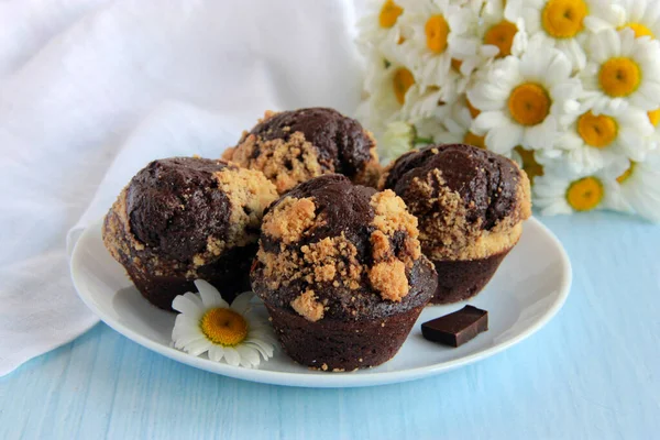 Chocolate Muffins Biscuit Streusel Plate Homemade Cupcakes Cocoa Dark Chocolate — стоковое фото