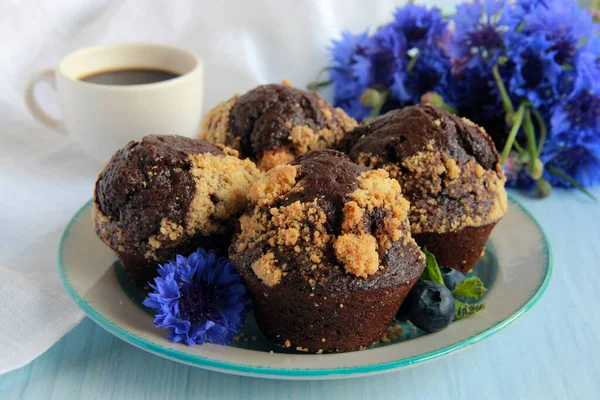 Csokis Muffin Keksszel Tányéron Házi Készítésű Sütemények Kakaóval Étcsokoládéval Szelektív — Stock Fotó