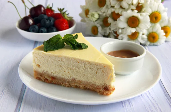 Traditional American Cheesecake New York Salted Caramel Delicious Homemade Cheesecake — Fotografie, imagine de stoc