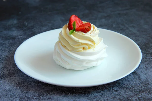 Homemade Pavlova Dessert Plate Meringue Pavlova Cream Filling Decorated Fresh — 스톡 사진