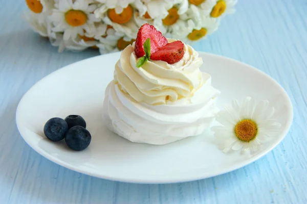 Homemade Pavlova Dessert Plate Meringue Pavlova Cream Filling Decorated Fresh — Zdjęcie stockowe