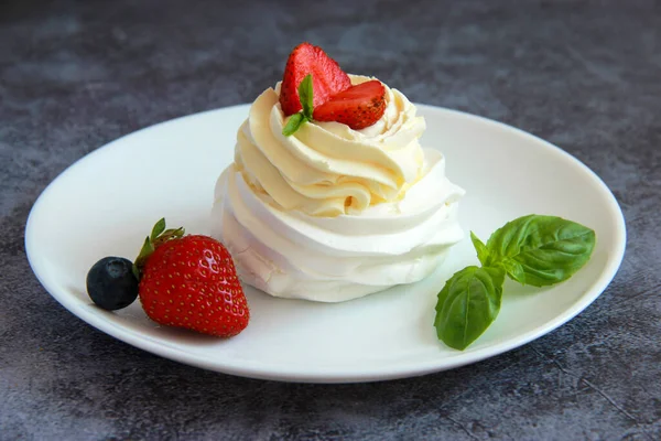 Homemade Pavlova Dessert Plate Meringue Pavlova Cream Filling Decorated Fresh —  Fotos de Stock