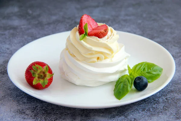 Homemade Pavlova Dessert Plate Meringue Pavlova Cream Filling Decorated Fresh —  Fotos de Stock