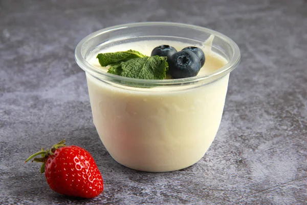 Vanilla Ice Cream Homemade Ice Cream Berries Fresh Mint Summer — Zdjęcie stockowe