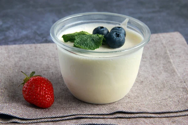 Helado Vainilla Helado Casero Con Bayas Menta Fresca Postre Verano — Foto de Stock