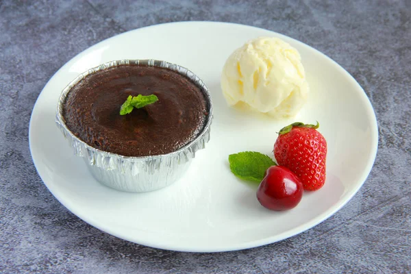 Домашній Шоколадний Лавовий Торт Бляшанці Морозивом Свіжими Ягодами — стокове фото