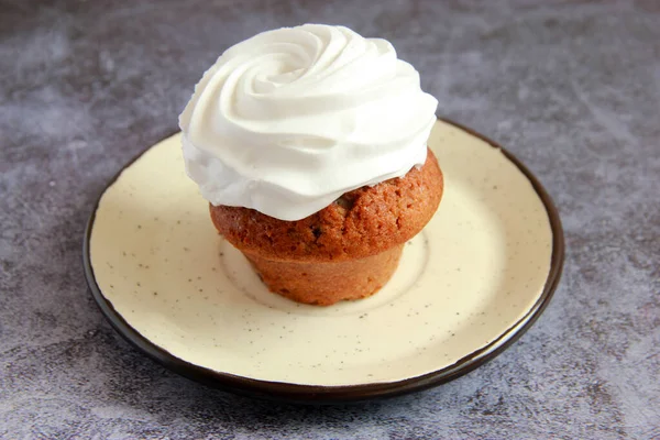 Chocolate Cupcakes Plate Topped Whipped Cream Homemade Cupcakes Cocoa Plate — Stock Photo, Image