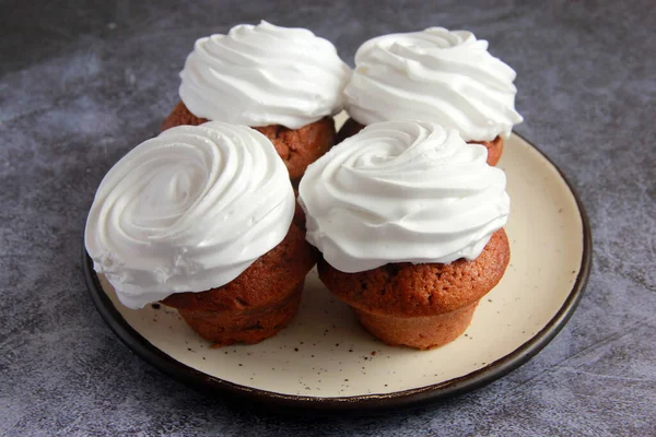 Chocolate Cupcakes Plate Topped Whipped Cream Homemade Cupcakes Cocoa Plate — Stockfoto