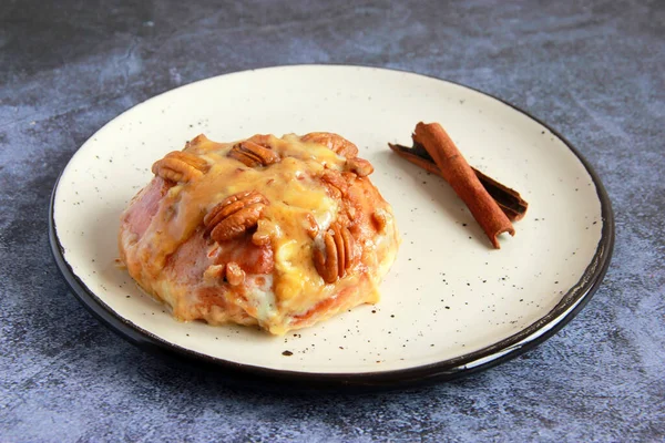 Homemade Cinnabon Mascarpone Cream Caramel Sauce Fresh Soft Bun Caramel — Stockfoto