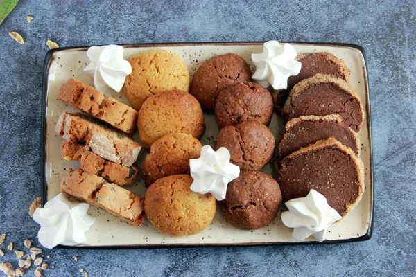Διάφορα Μπισκότα Στο Πιάτο Νωπά Σπιτικά Μπισκότα Μπισκότα Μπισκότα Σοκολάτας — Φωτογραφία Αρχείου