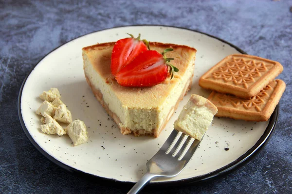 ビーガンチーズケーキストロベリートッピングニューヨーク 自家製植物性の豆腐チーズケーキとフレッシュストロベリー — ストック写真