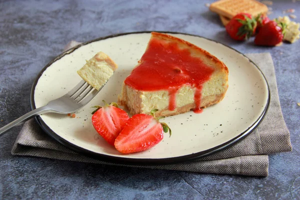 Vegan Cheesecake New York Strawberry Topping Homemade Plant Based Tofu — стоковое фото
