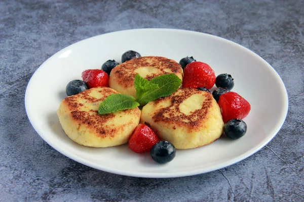 Syrniki Vegan Din Tofu Brânzeturi Tofu Casă Syrnyky Decorate Fructe — Fotografie, imagine de stoc