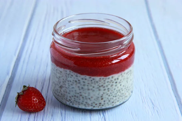 Vegan Chia Pudding Coconut Milk Strawberry Topping Healthy Vegan Breakfast — Fotografie, imagine de stoc